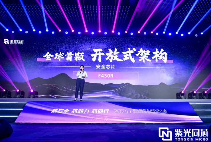 ȫ���׿ſ���ʽ�ܹ���ȫоƬ������Ӳ������˫������������̬